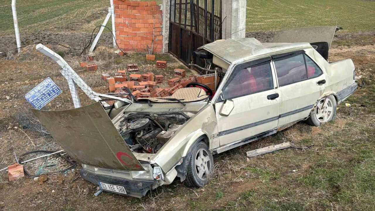 Afyonkarahisar’da kontrolden çıkan otomobilin beton direğe çarptığı kazada 1 kişi