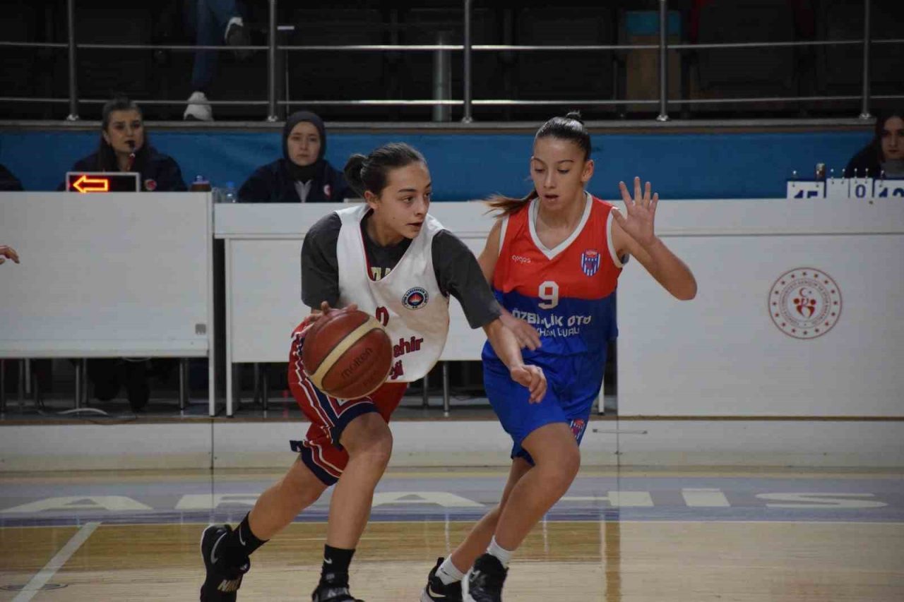 Afyonkarahisar, U-14 Basketbol Kızlar Bölge Şampiyonası’na ev sahipliği yaptı. Prof.