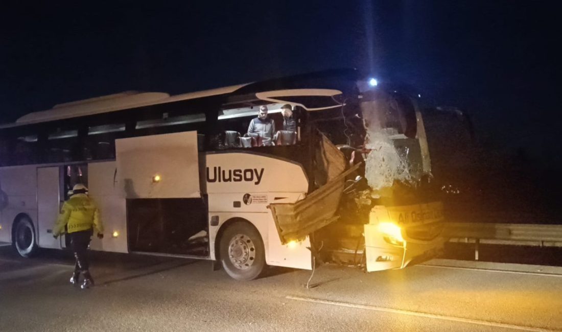 Afyonkarahisar’ın Sandıklı ilçesinde yolcu otobüsünün mermer yüklü tıra çarpması sonucu