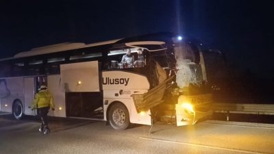 Afyonkarahisar’ın Sandıklı ilçesinde yolcu otobüsünün mermer yüklü tıra çarpması sonucu