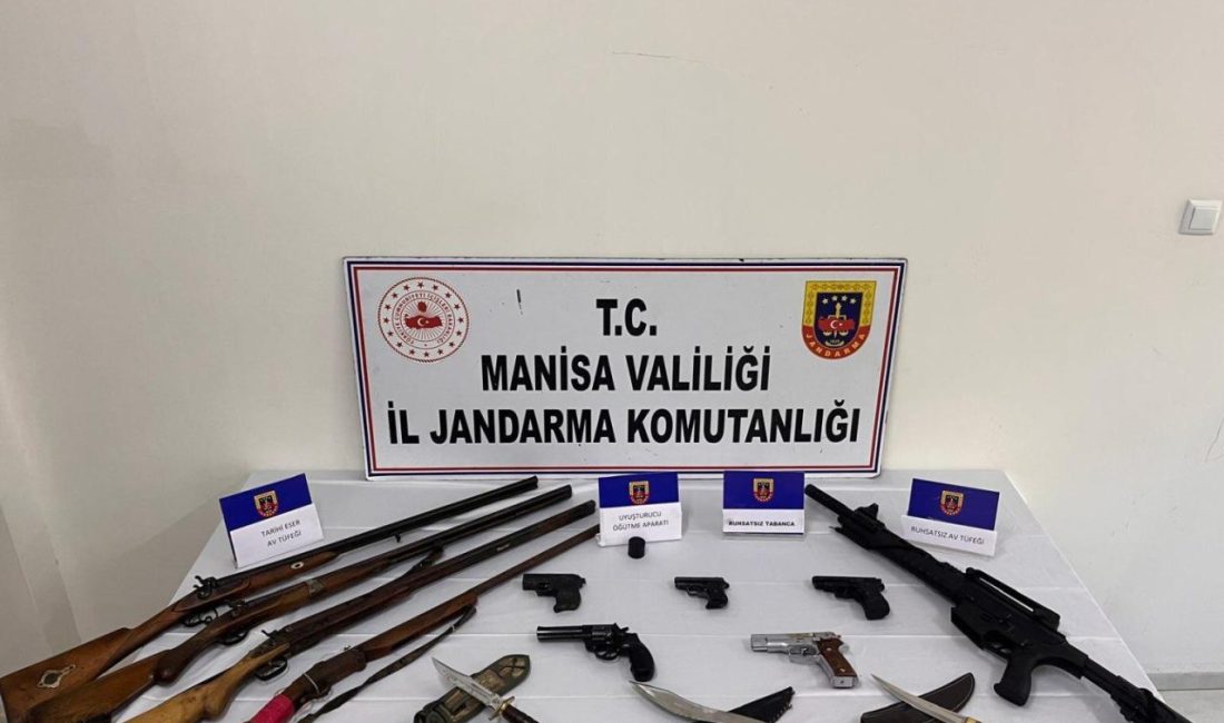 Manisa’nın Akhisar ilçesinde düzenlenen operasyonda 5 ruhsatsız tabanca ve 5