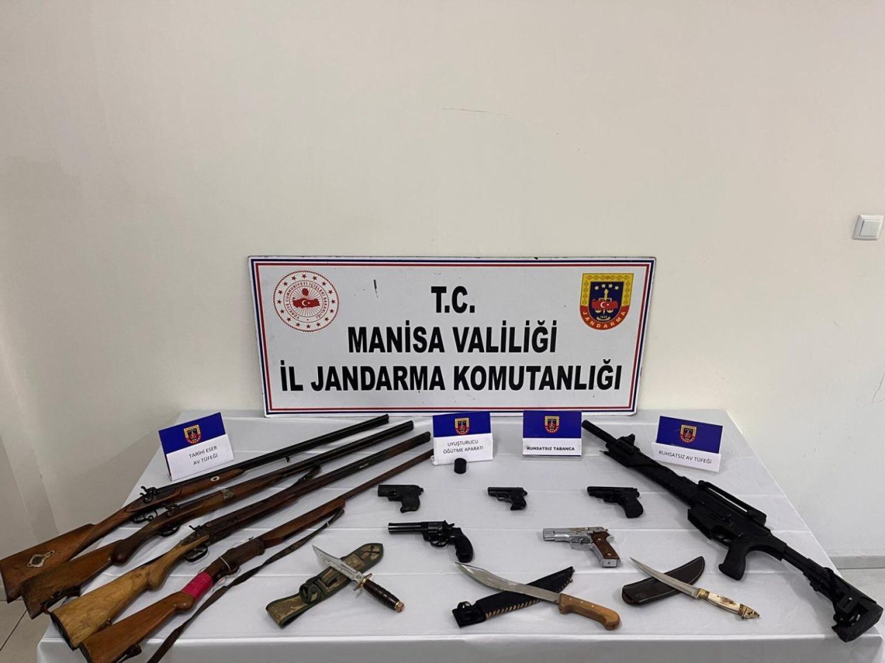 Manisa’nın Akhisar ilçesinde düzenlenen operasyonda 5 ruhsatsız tabanca ve 5