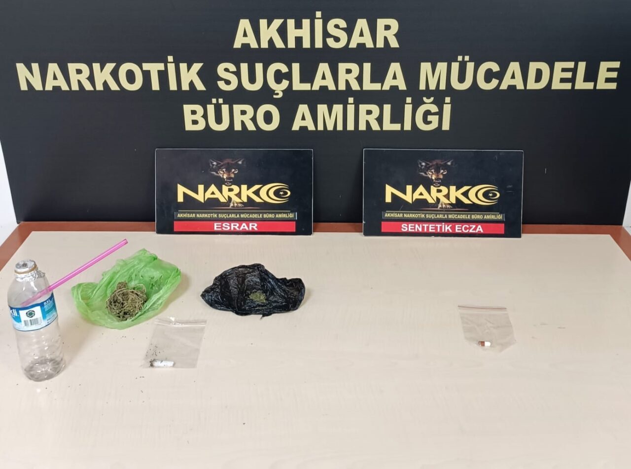 Manisa’nın Akhisar ilçesinde düzenlenen uyuşturucu operasyonunda yakalanan 2 şüpheli tutuklandı.