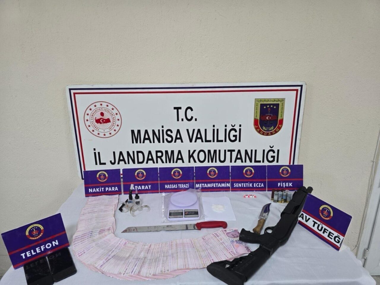 Manisa’nın Alaşehir ilçesinde, uyuşturucu ticareti yaptıkları iddia edilen 5 şüpheli