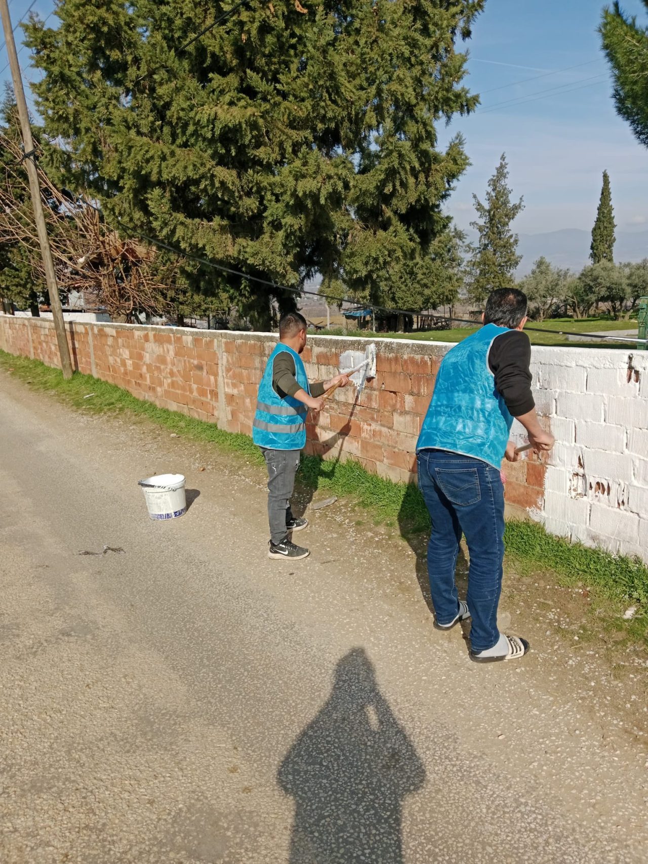 Manisa’nın Alaşehir ilçesinde yükümlüler, ilkokulu onararak ikinci eğitim dönemine hazırladı.