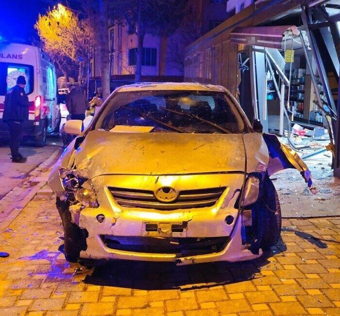 Bilecik’te direksiyon hakimiyetini kaybeden alkollü sürücünün kullandığı otomobil markete girdi.