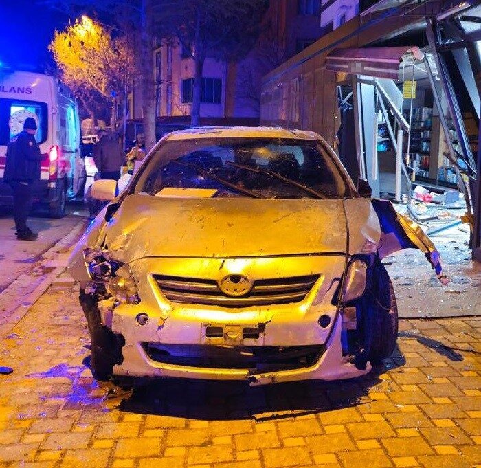 Bilecik’te direksiyon hakimiyetini kaybeden alkollü sürücünün kullandığı otomobil markete girdi.