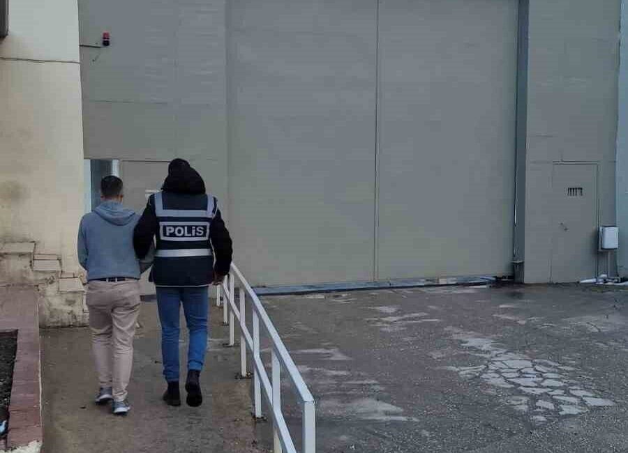 Bilecik İl Emniyet Müdürlüğü polis ekipleri, çeşitli suçlardan aranması olan
