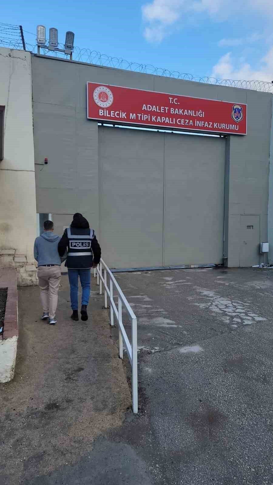 Bilecik İl Emniyet Müdürlüğü polis ekipleri, çeşitli suçlardan aranması olan