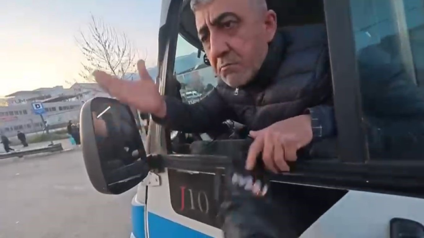 Bursa’da seyir halindeki motosikletli, önüne kırdığını iddia ettiği minibüs şoförüne