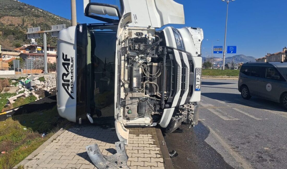 Aydın’ın Söke ilçesinde tırın devrilmesi güvenlik kamerası tarafından görüntülendi. K.S.