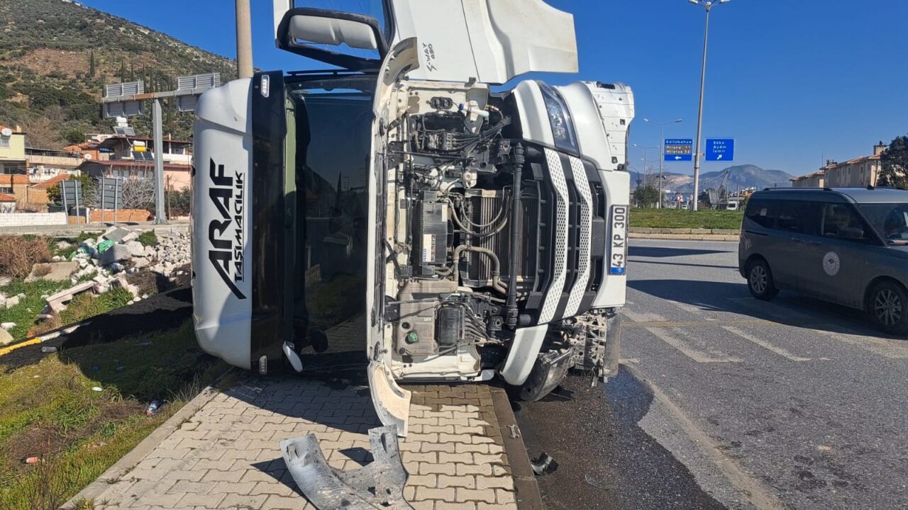 Aydın’ın Söke ilçesinde tırın devrilmesi güvenlik kamerası tarafından görüntülendi. K.S.