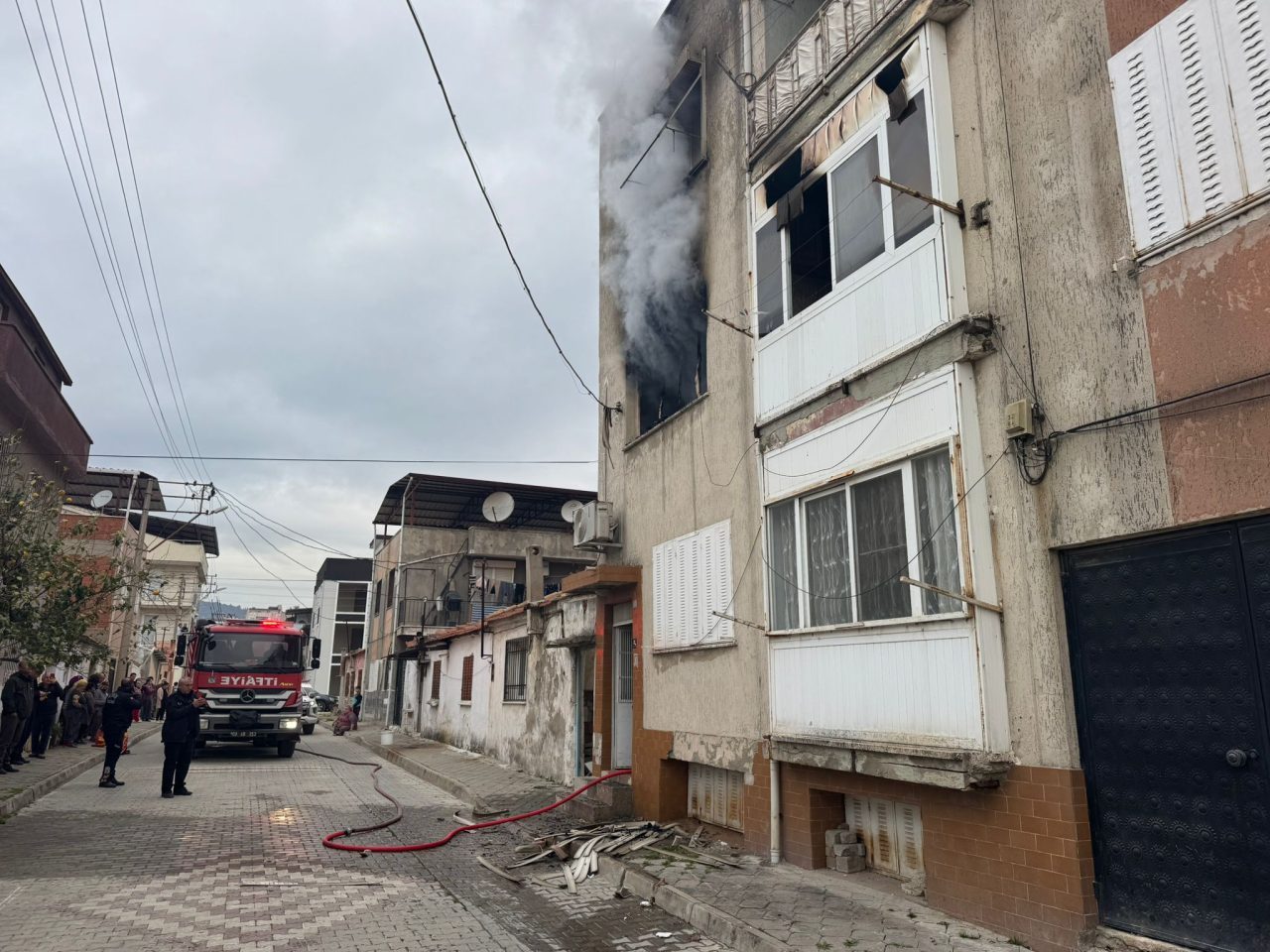 Aydın'ın Söke ilçesinde evde çıkan yangında dumandan etkilenen 86 yaşındaki