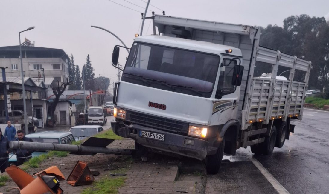 Aydın'ın Köşk ilçesinde kontrolden çıkan kamyonun çarpması sonucu devrilen sinyalizasyon
