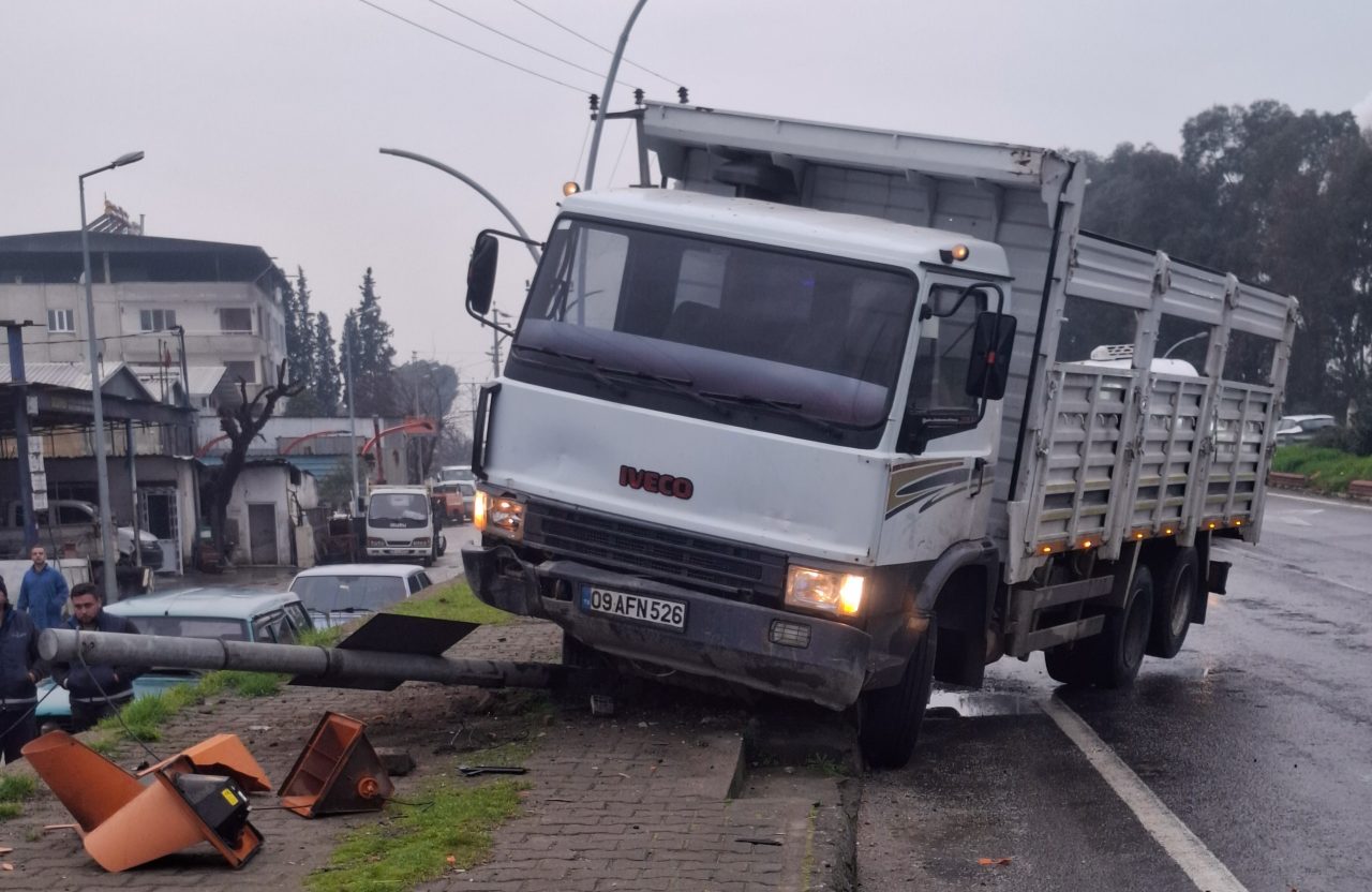 Aydın'ın Köşk ilçesinde kontrolden çıkan kamyonun çarpması sonucu devrilen sinyalizasyon