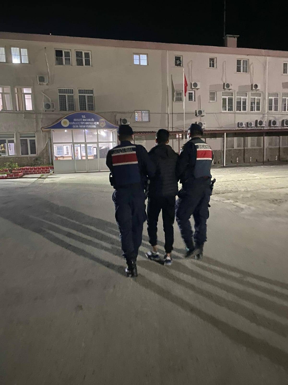 Aydın’ın Karacasu ilçesinde, kendisini polis olarak tanıtarak 93 yaşındaki kadının