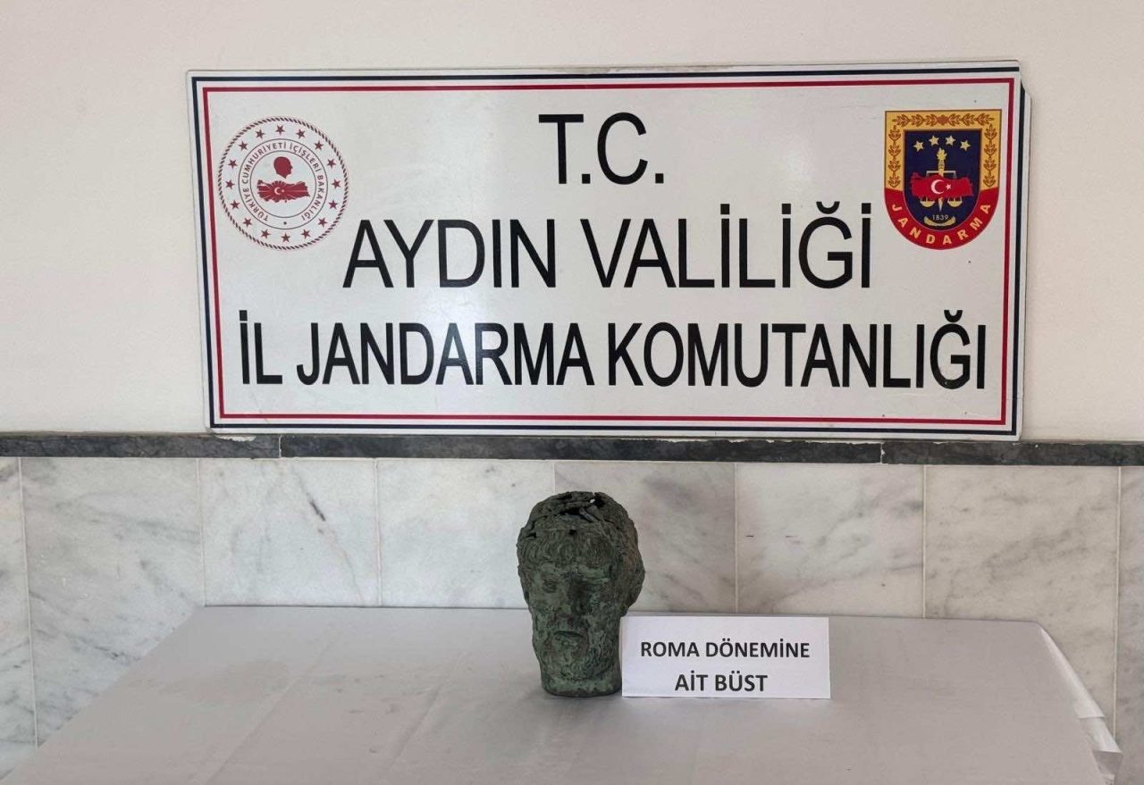 Aydın’ın Kuyucak ilçesinde, evlerinde Roma dönemine ait olduğu değerlendirilen büst