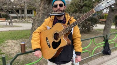 Eskişehir’de soğuk hava şartlarına aldırış etmeden sokak müzisyenliği yapan Odin