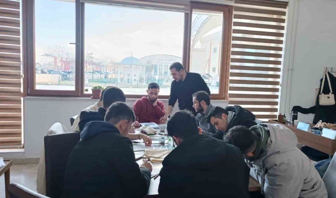 Bez çanta baskı atölyesi yapıldı Afyonkarahisar İl Müftülüğü Diyanet Gençlik Merkezi’nde düzenlenen Bez Çanta Baskı