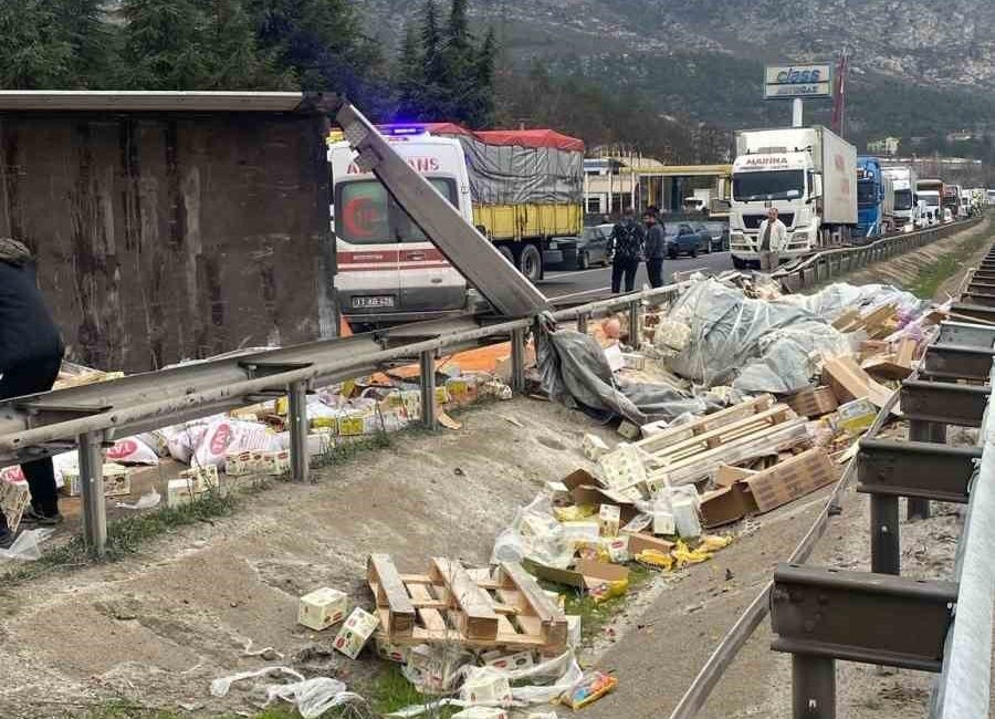 Bilecik’te seyir halindeki tır devrildi, kuruyemişler yola saçıldı. Yaşanan trafik