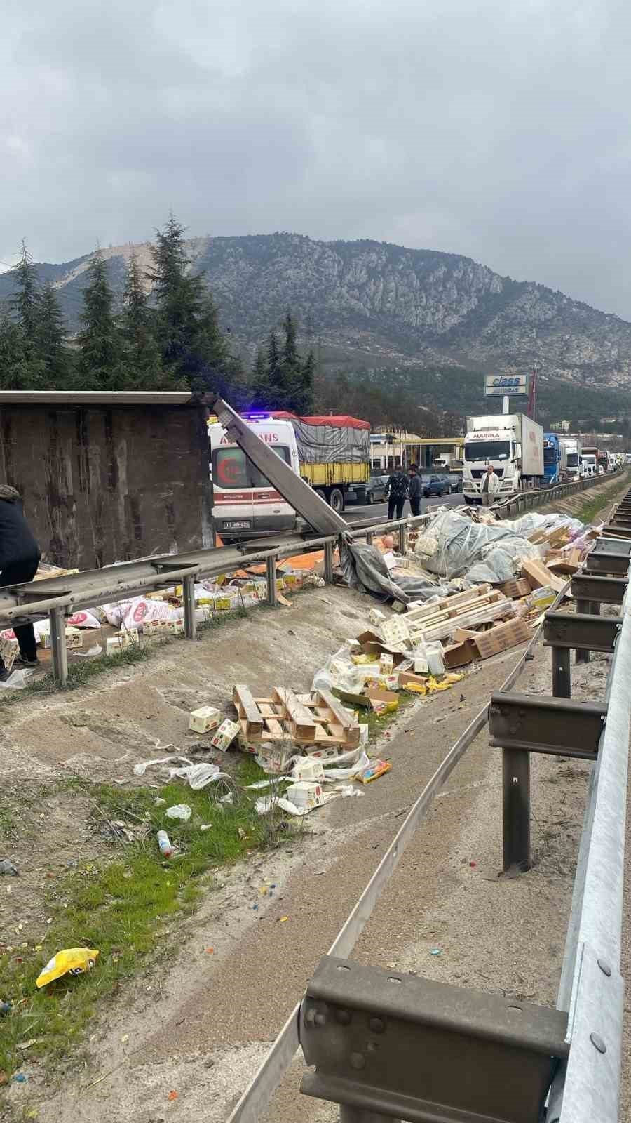 Bilecik’te seyir halindeki tır devrildi, kuruyemişler yola saçıldı. Yaşanan trafik