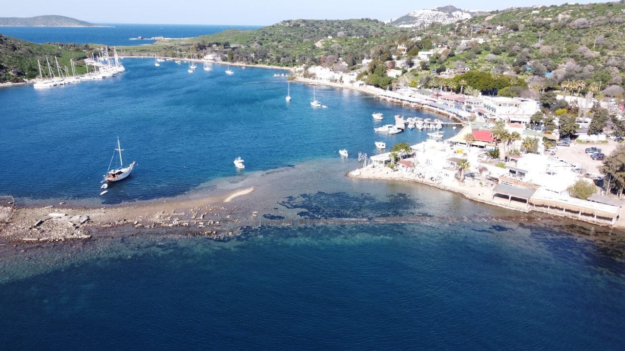 Muğla’nın Bodrum ilçesinde, Tavşan Adası’na uzanan tarihi sur kalıntıları denizin