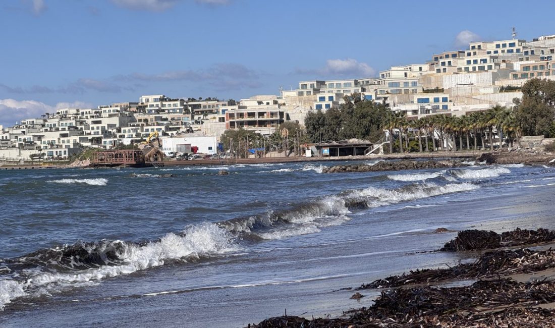 Muğla’nın Bodrum ilçesinde etkili olan fırtına nedeniyle bir tekne kıyıya