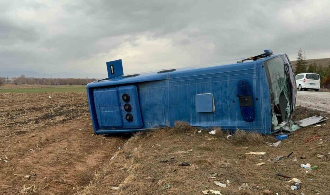 Afyonkarahisar’da mahkumları taşıyan cezaevi aracının devrilmesi sonucu yaşanan trafik kazasında