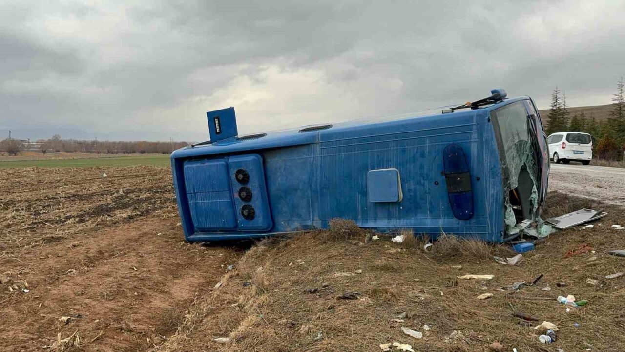 Afyonkarahisar’da mahkumları taşıyan cezaevi aracının devrilmesi sonucu yaşanan trafik kazasında