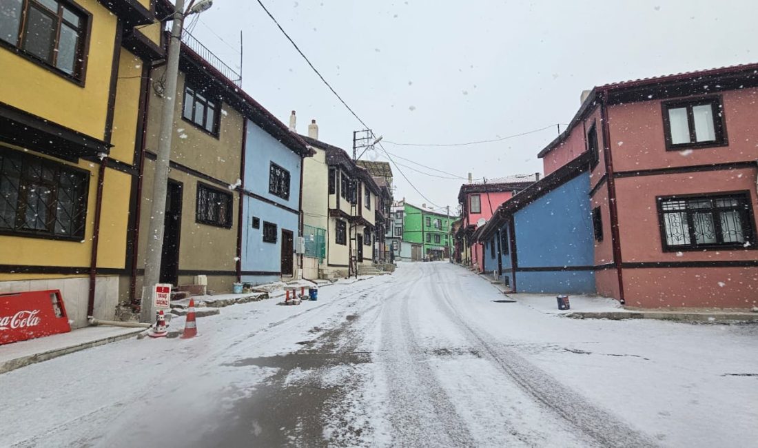 Afyonkarahisar’da kar yağışı etkili oldu. Kentte sabah saatlerinde kar yağışı