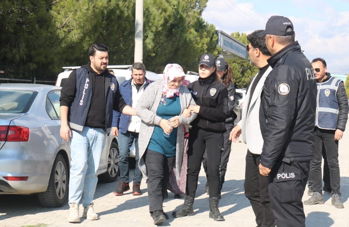 Denizli’nin Çivril ilçesinde, komşusunun bahçesinde çuval içerisinde cesedi bulunan kadının,