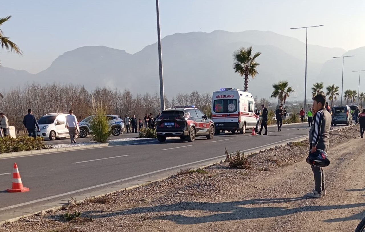 Denizli’nin Pamukkale ilçesinde hafif ticari araca çarpan motosikletin 17 yaşındaki