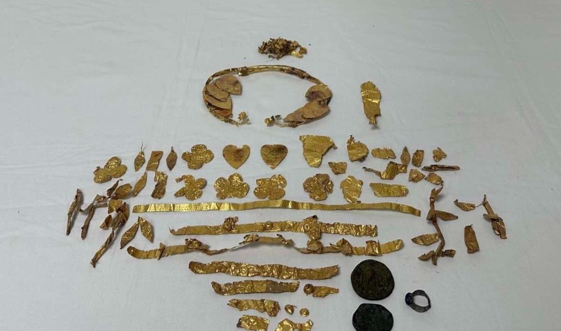 Denizli’nin Sarayköy ilçesindeki tarihi eser operasyonunda, gözlük kutusu içine gizlenmiş,
