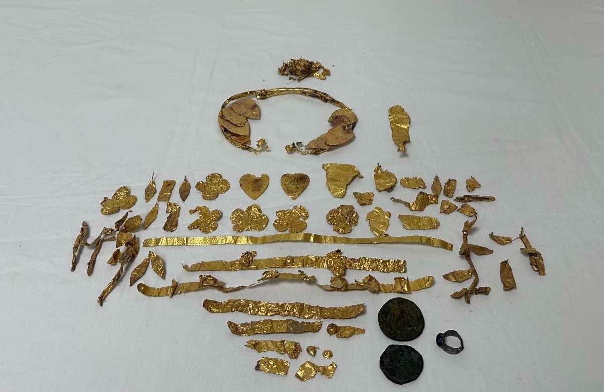 Denizli’nin Sarayköy ilçesindeki tarihi eser operasyonunda, gözlük kutusu içine gizlenmiş,