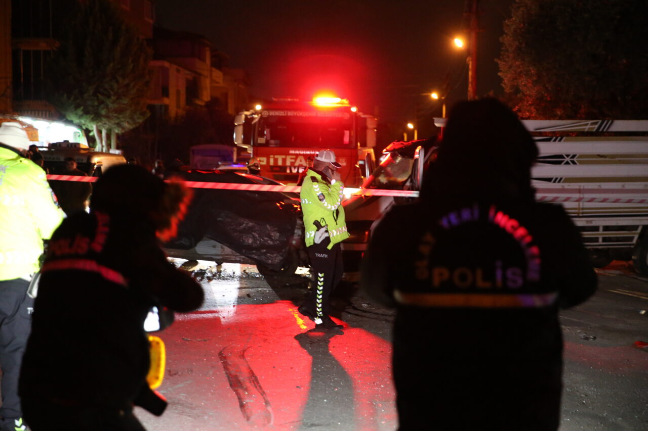 Denizli'nin Pamukkale ilçesinde otomobil ile kamyonetin çarpışması sonucu 1 kişi