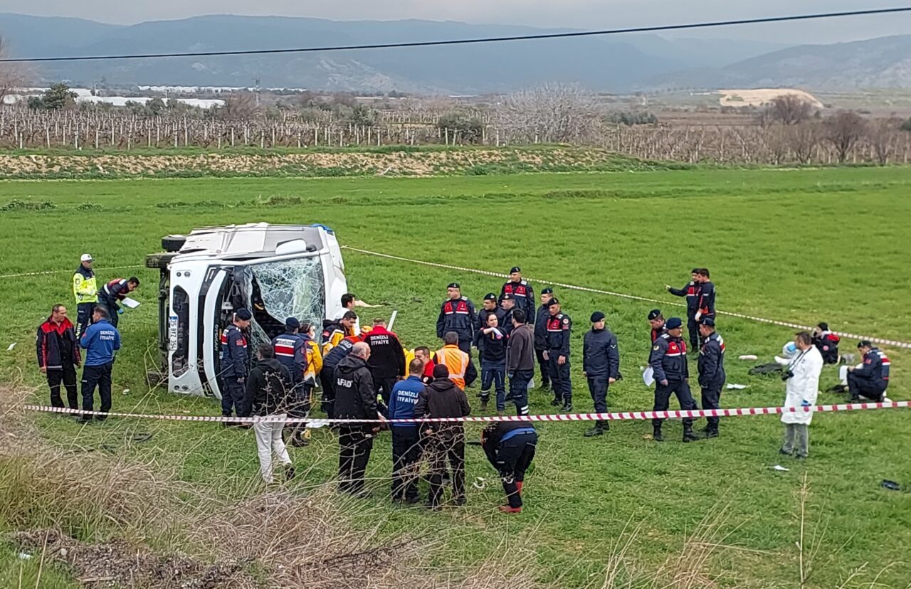 Denizli’nin Buldan ilçesinde sporcu öğrencileri taşıyan midibüsün devrilmesi sonucu 2