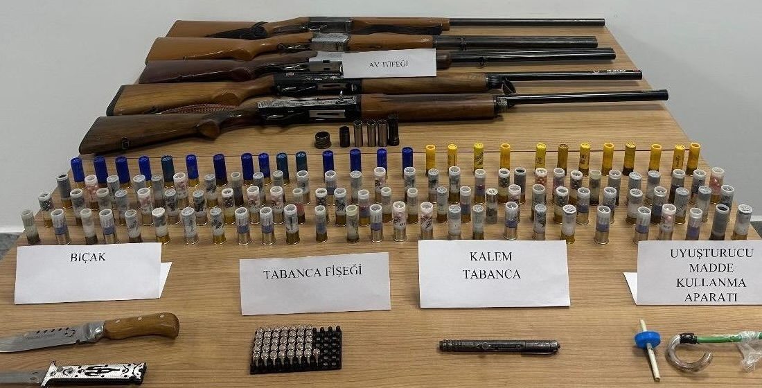Denizli’nin Kale ilçesinde silah kaçakçılığı operasyonunda kalem görünümlü tabanca ve