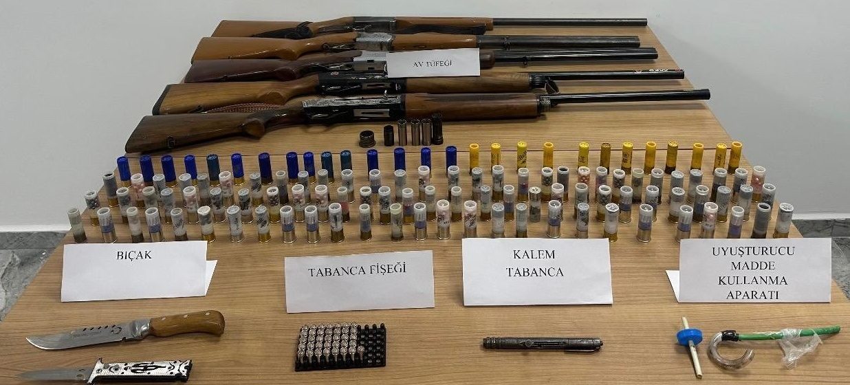 Denizli’nin Kale ilçesinde silah kaçakçılığı operasyonunda kalem görünümlü tabanca ve