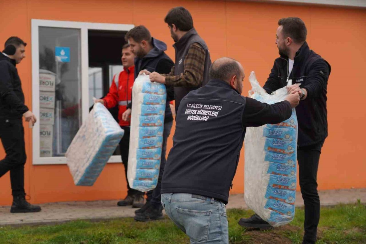 Bilecik Belediyesi tarafından hazırlanan yardım malzemeleri, deprem bölgesindeki Hatay iline