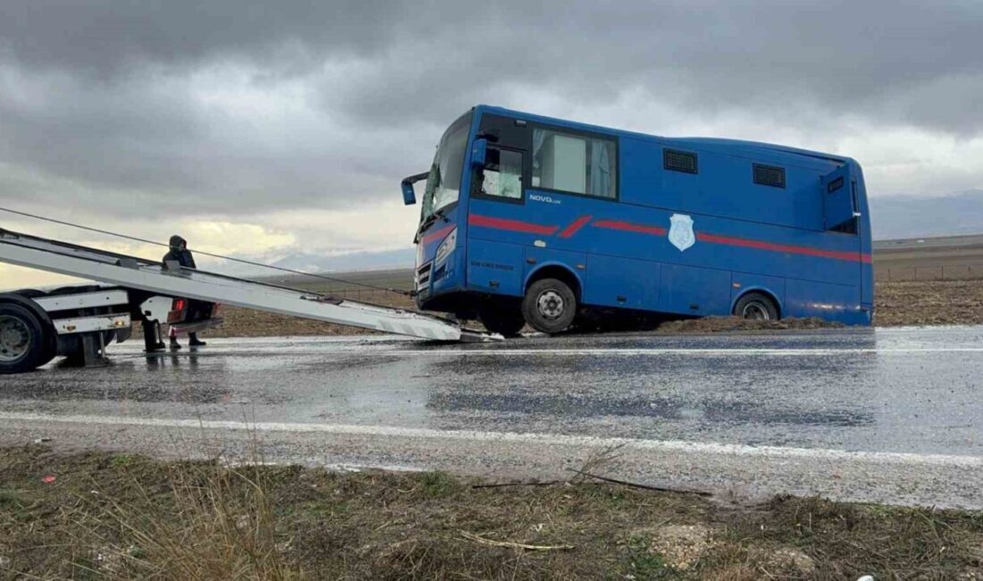 Devrilen cezaevi aracındaki yaralanan jandarma ve mahkumların isimleri belli oldu Afyonkarahisar’da kontrolden çıkarak devrilen cezaevi aracındaki yaralanan jandarma ve mahkumların