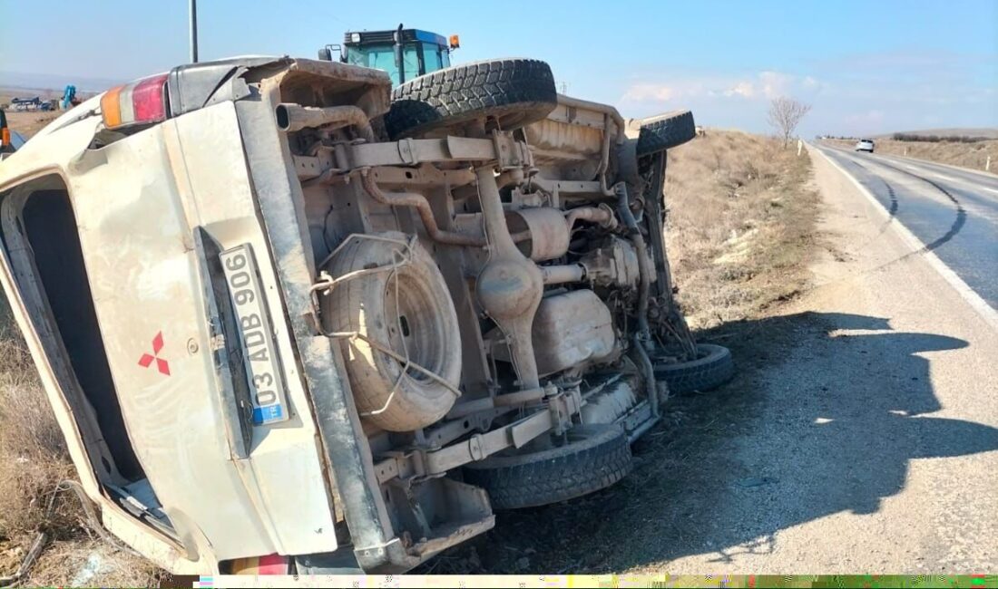 Afyonkarahisar’da kontrolden çıkarak şarampole devrilen minibüste 2 kişi yaralandı.