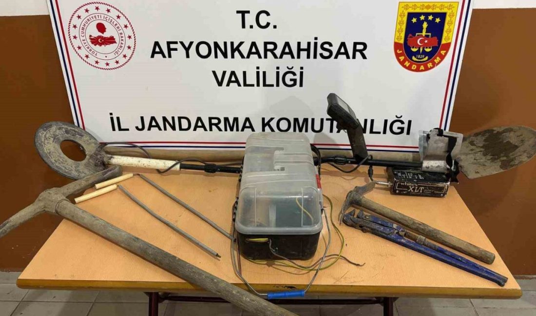 Devriye gezen jandarma definecileri suçüstü yaptı Afyonkarahisar’da kaçak kazı yapan şahıslar devriye gezen jandarma ekipleri tarafından