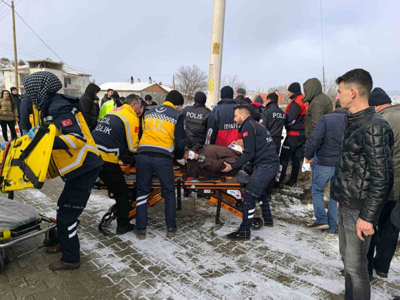 Afyonkarahisar’da kontrolden çıkarak elektrik direğine çarpan ve kağıt gibi ezilen