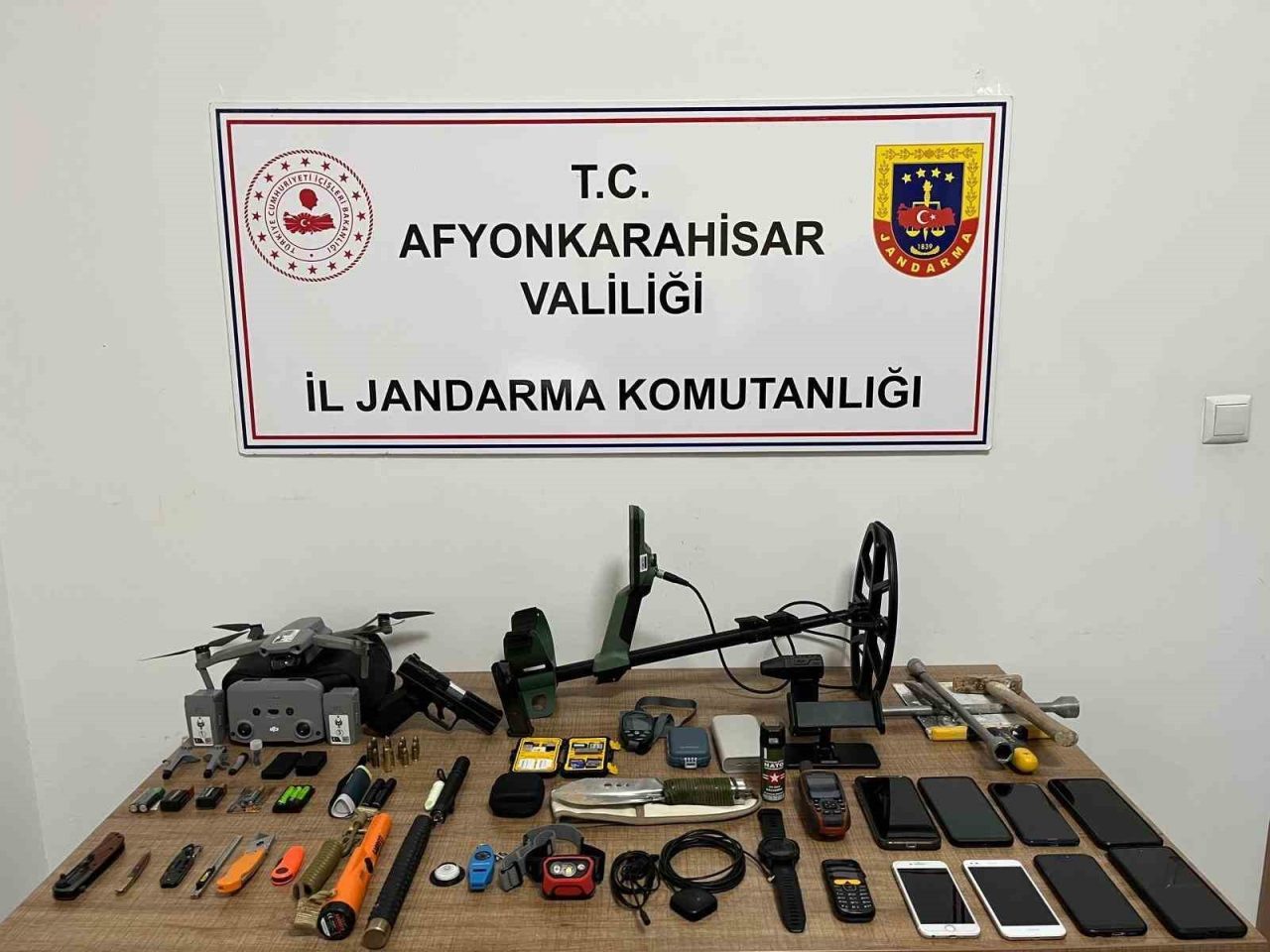 Afyonkarahisar’da dron ile kendilerince güvenlik önlemi alarak kaçak kazı yapan
