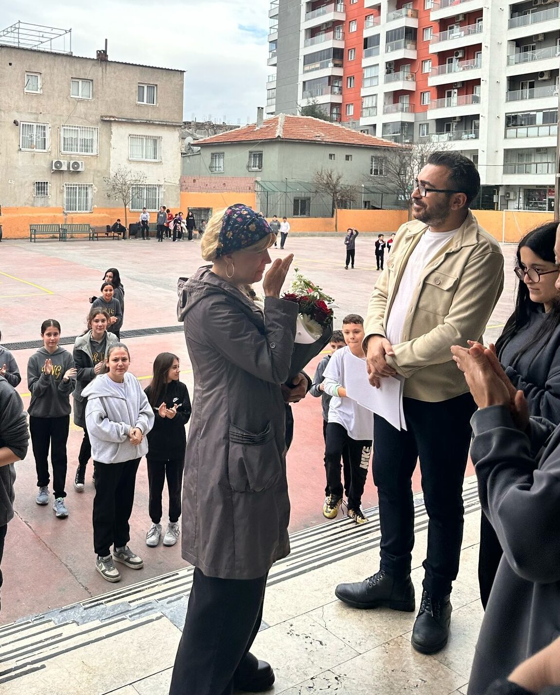 İzmir'de, kanser tedavisi nedeniyle emekliliğe ayrılmak zorunda kalan 30 yıllık