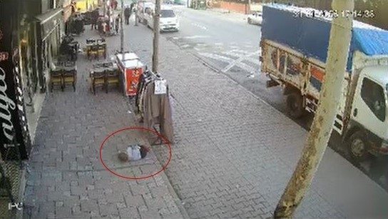 Esenyurt’ta, 3 katlı binanın birinci katında balkona çıkan 2 yaşındaki