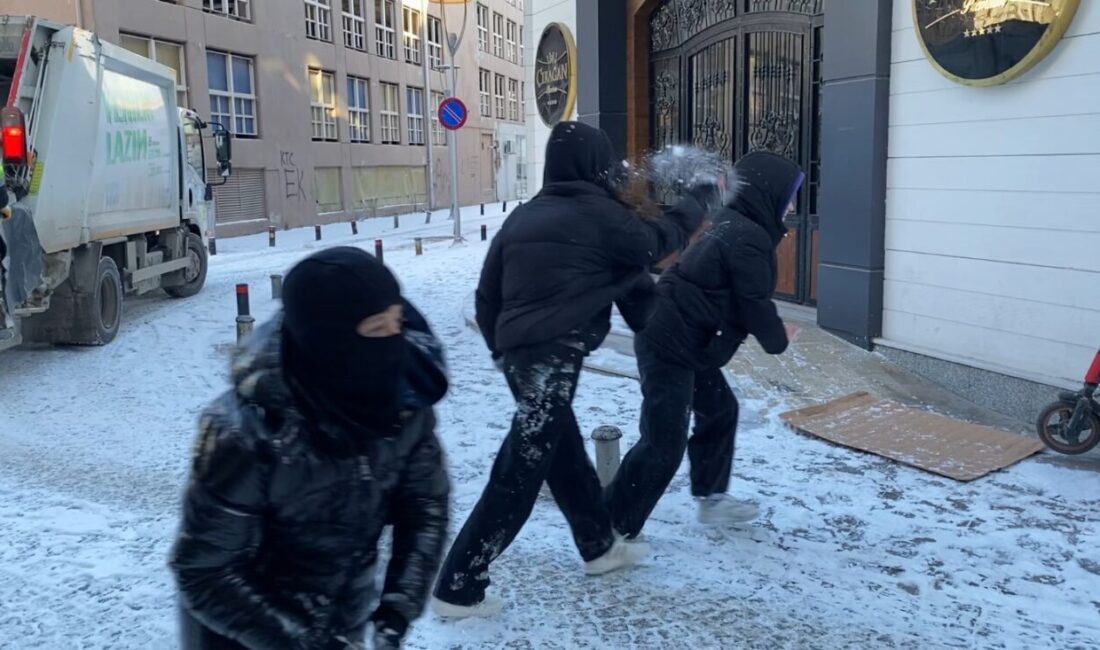 Çevre illerin ardından Eskişehir de yoğun kar yağışı sonucunda beyaza