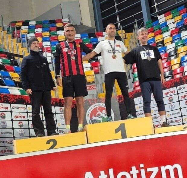 İstanbul’da gerçekleştirilen Türkiye Masterlar Salon Atletizm Şampiyonası’na Eskişehir’den katılım sağlayan