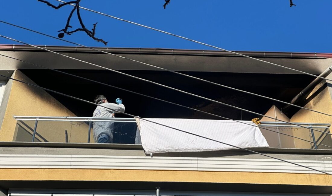 Uşak'ta bir apartmanın üçüncü katında çıkan yangında 67 yaşındaki kadın