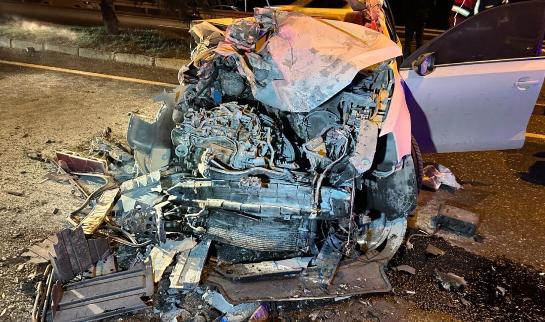 Uşak'ta seyir halindeki tıra arkadan çarpan otomobilin sürücüsü yaşamını yitirdi.